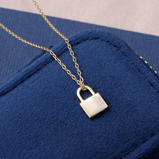 ST108 Padlock Necklace Gold