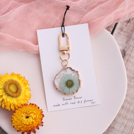 K021 Light green daisy Real flower in resin keyring on card