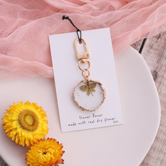 K024 Small white flower Real flower in resin keyring on card