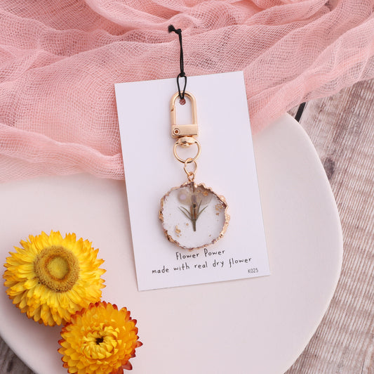 K025 Large white flower Real flower in resin keyring on card