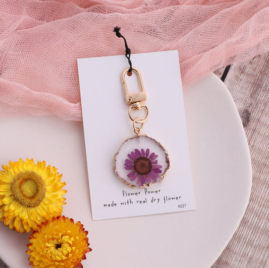 K027 Purple daisy flower Real flower in resin keyring on card