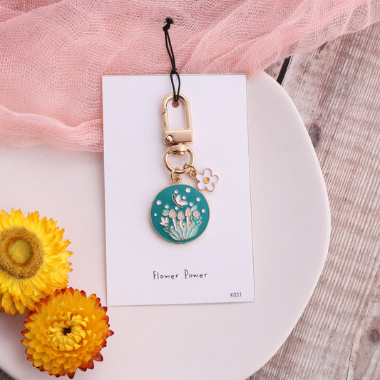 K031 "Flower power" Mushroom circle Green enamel keyring on card