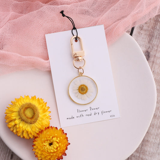 K036 Round White daisy flower Real flower in resin keyring on card