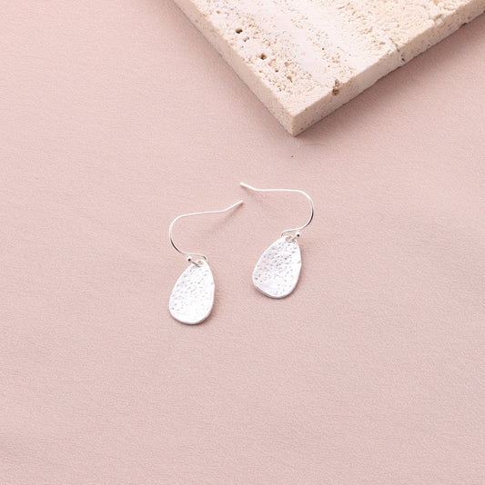 CJE002 Textured teardrop hook silver