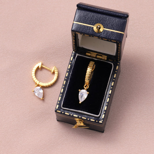MEH002 Ribbed Ear Hoop With Tear Drop Crystal / gold