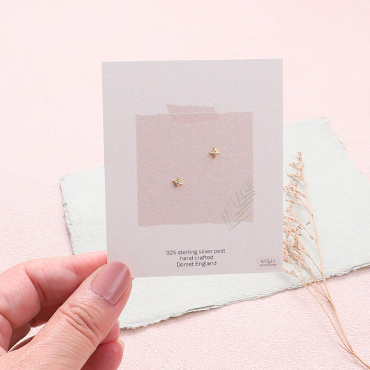 ME273/274 Tiny little sparkle star earrings